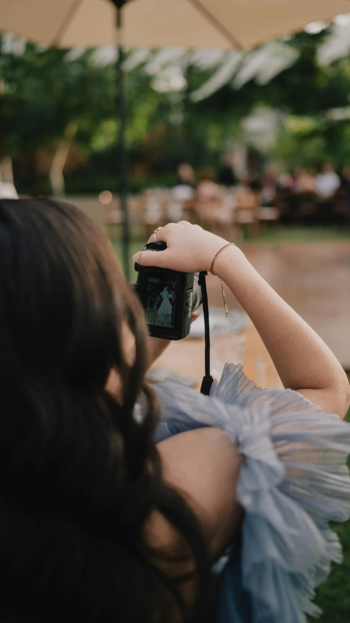 Fotógrafo de boda trabajando en un reportaje nupcial