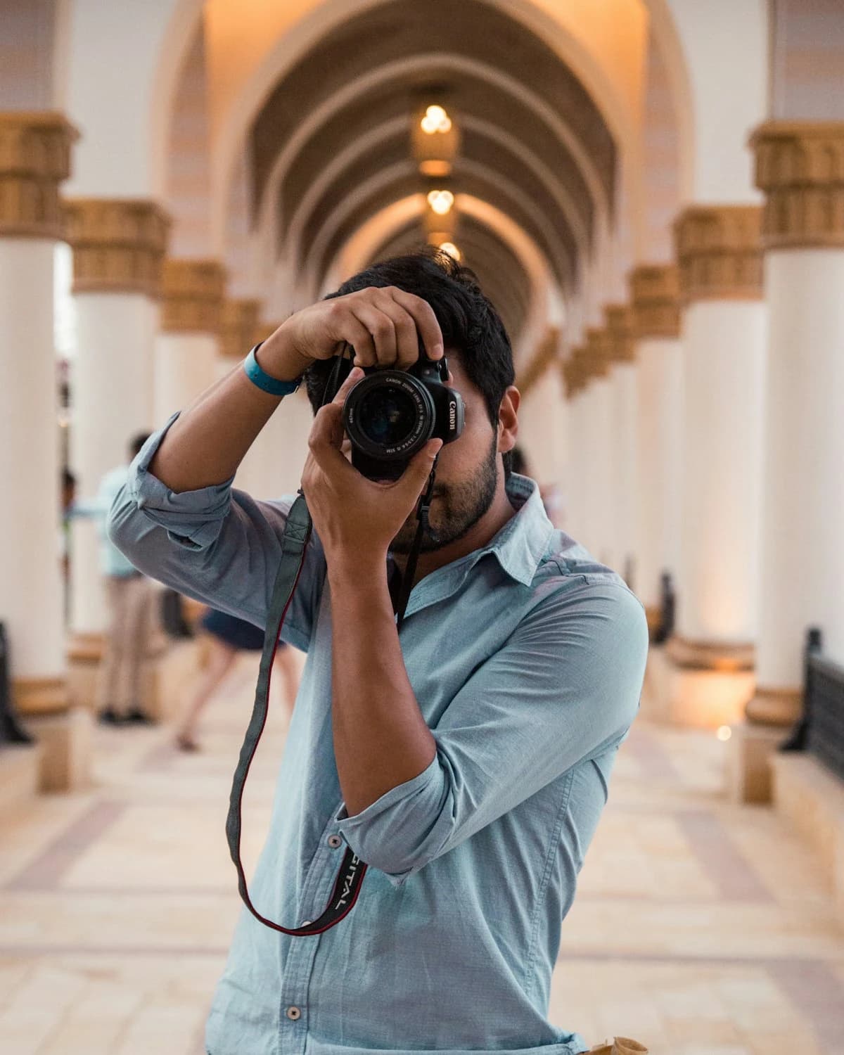 Fotógrafa de bodas captando el momento especial de los novios
