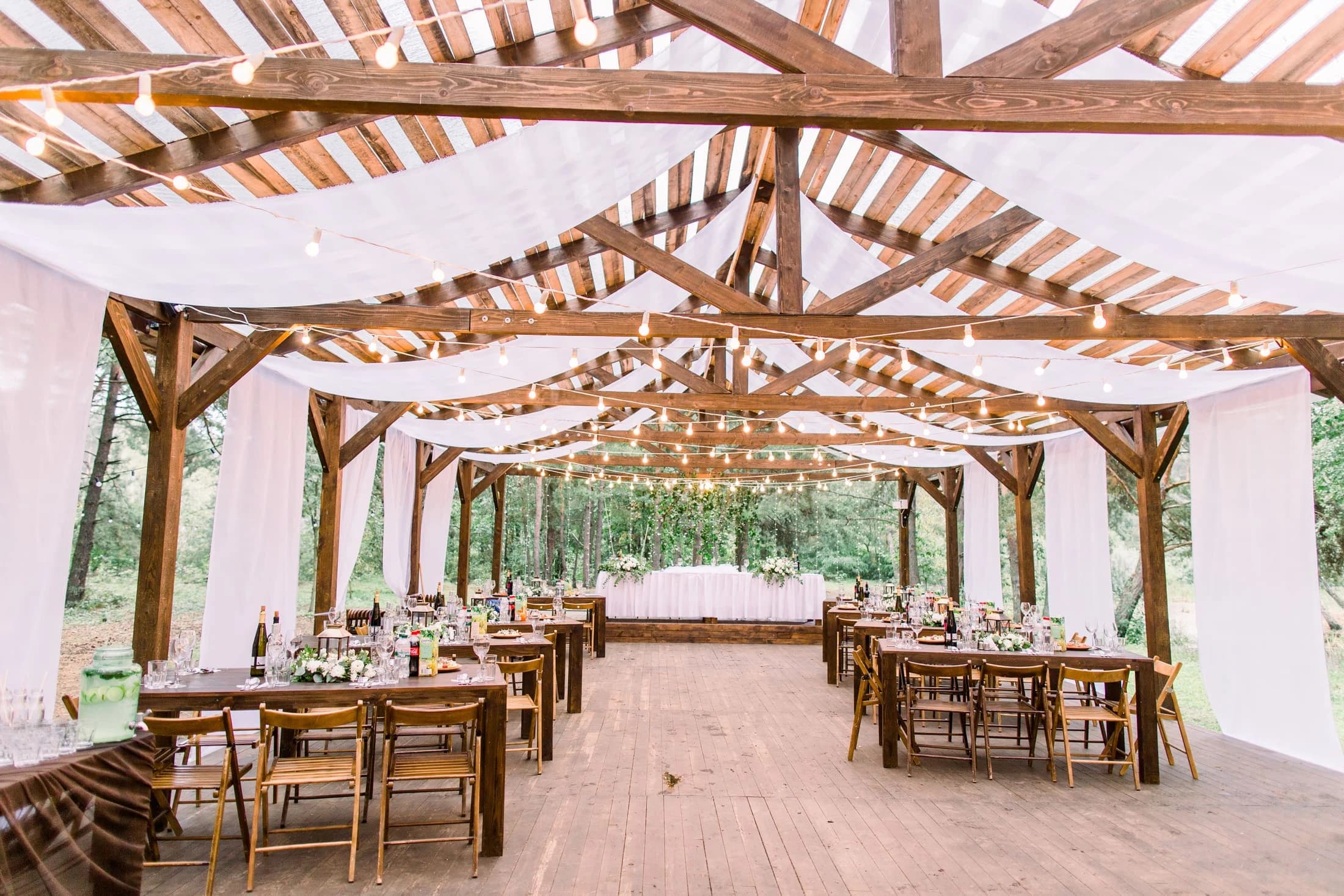 Mesa de boda rústica con servicio de catering