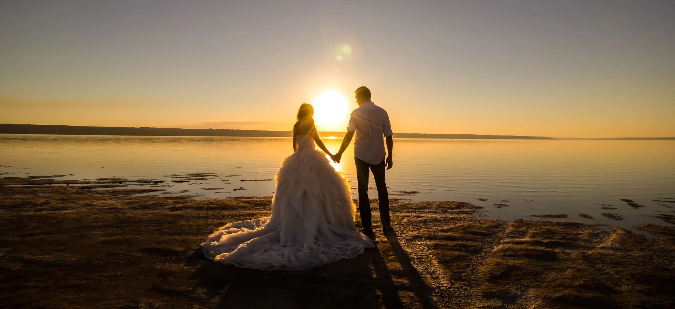 Novia con maquillaje perfecto en atardecer