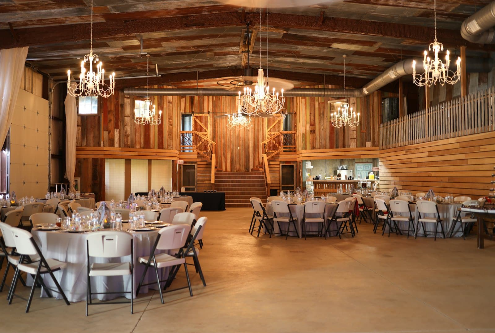 Salón de banquetes elegante decorado para una boda de lujo