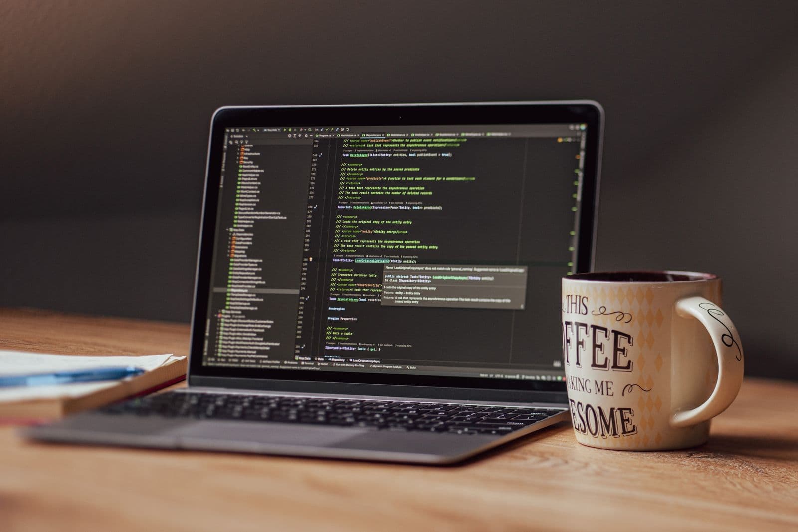 Diseñadora web trabajando en proyectos para wedding planners — BodasMedia