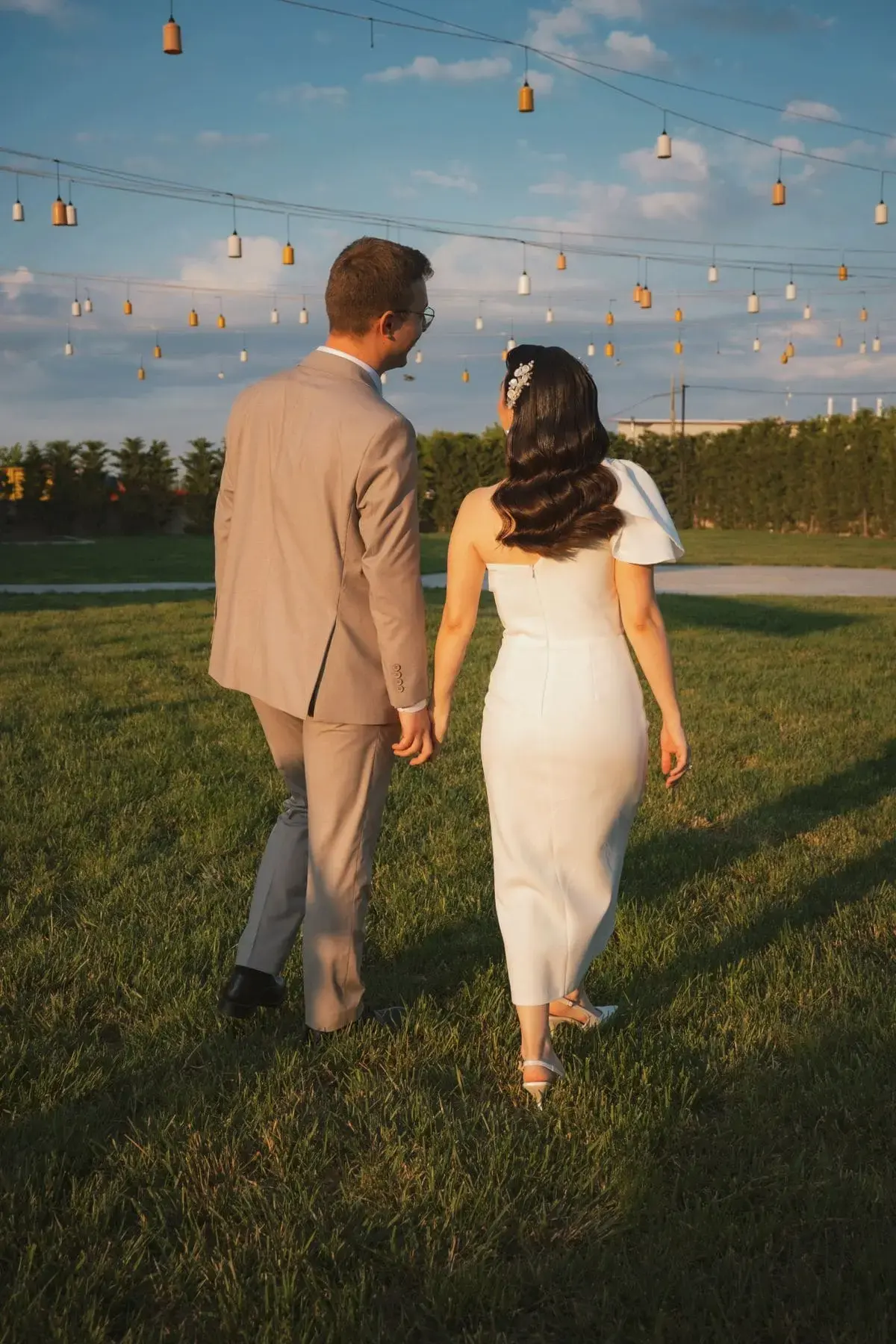 Pareja de novios al atardecer